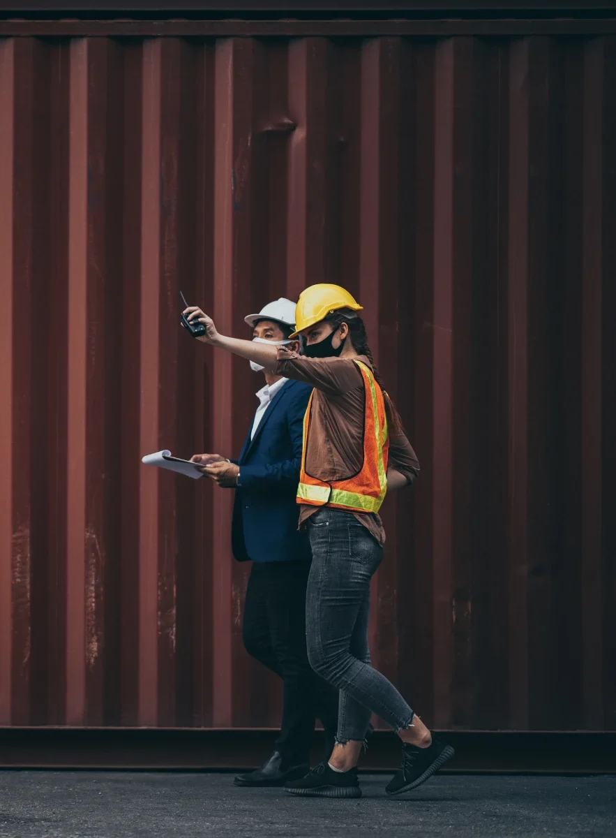 Personen, die die Container kontrollieren-3