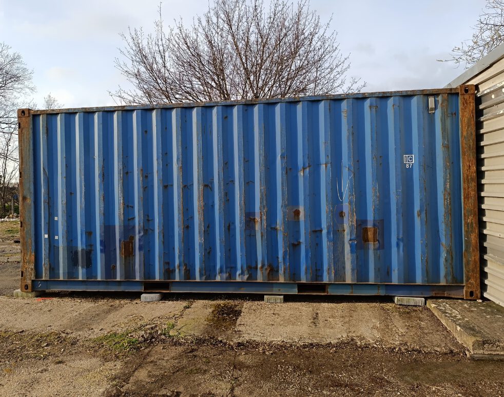 Gebrauchter blauer 20 Fuß Container in Qualitätsstufe C, ideal als wetterfester Lagercontainer.