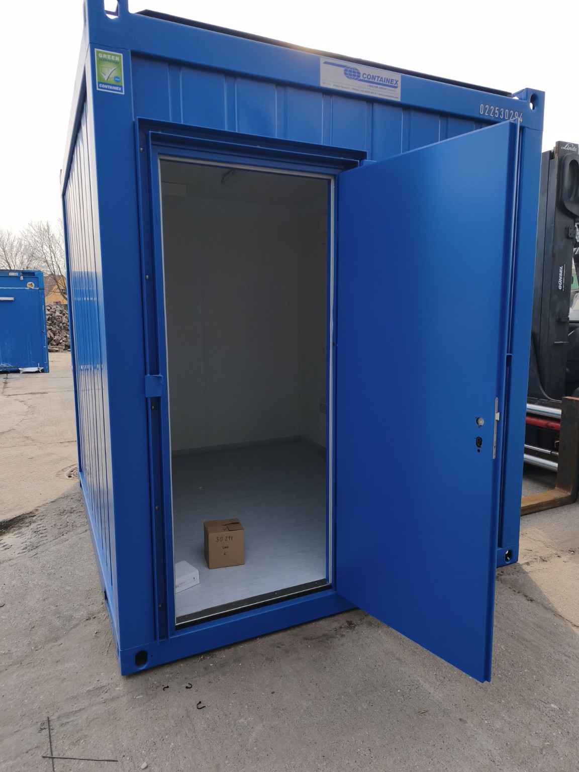 10 Fu&szlig; B&uuml;rocontainer mit T&uuml;r und Fenster