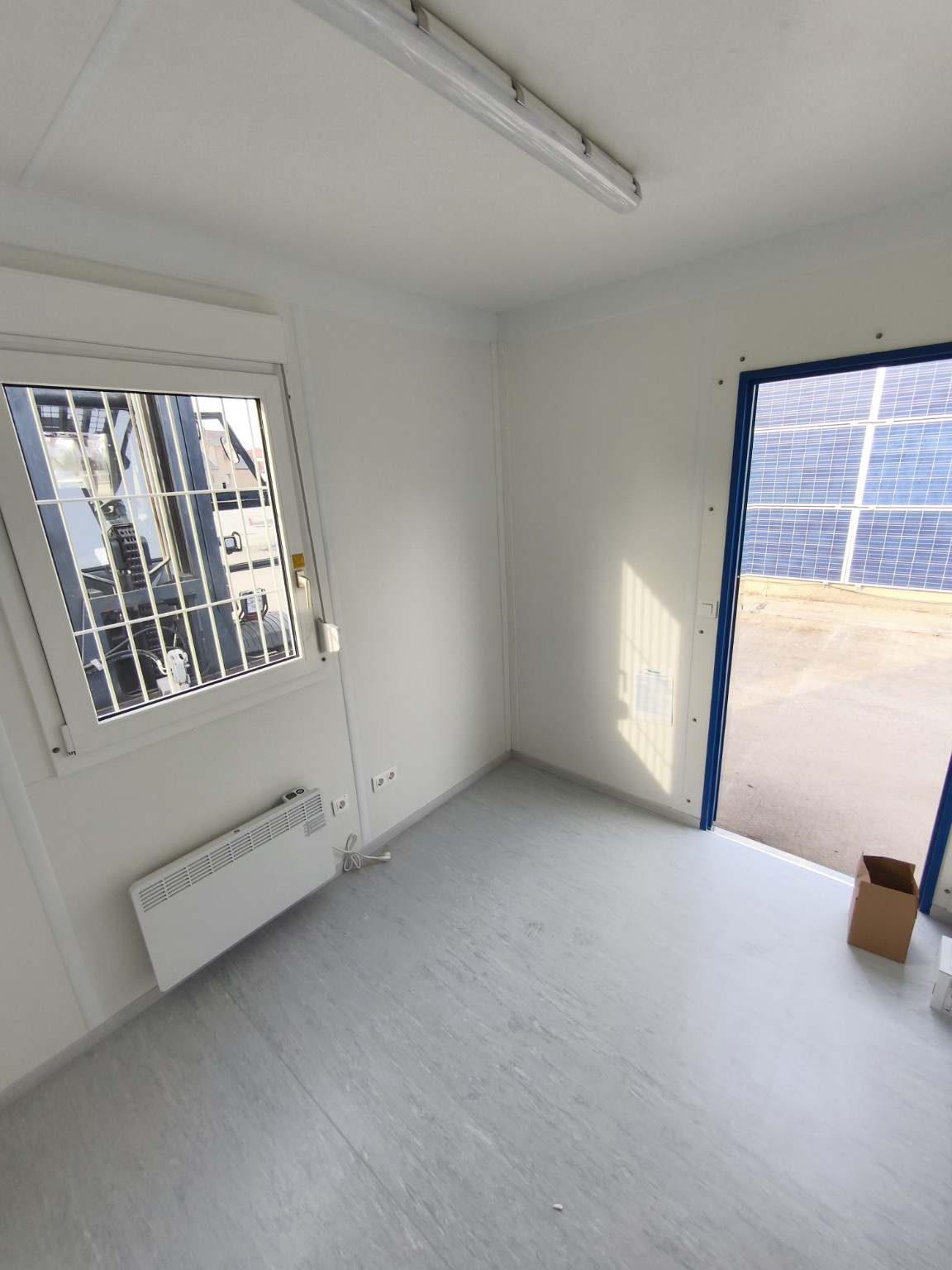 Innenraum eines 10 Fu&szlig; B&uuml;rocontainers