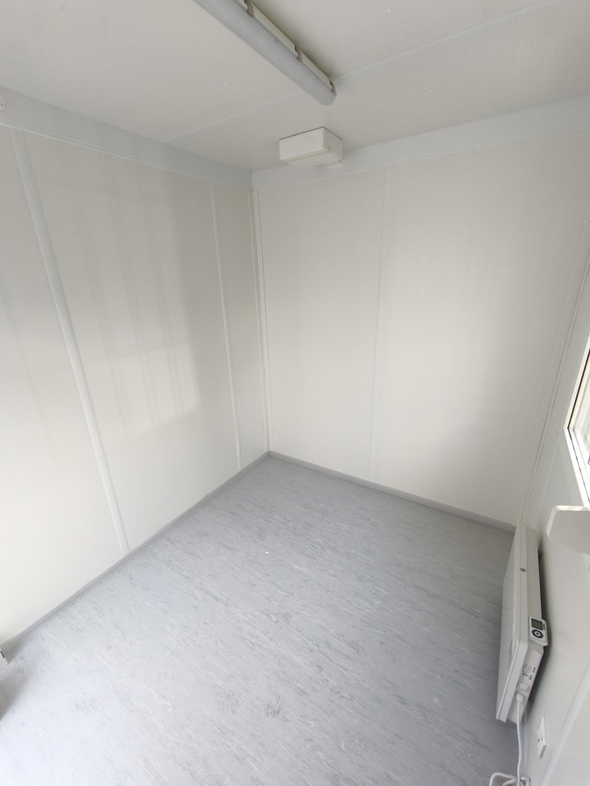 Innenansicht 10 Fu&szlig; B&uuml;rocontainer mit Heizung